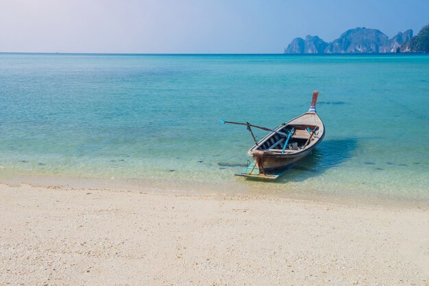 Atmosfera della spiaggia del mare sull'isola di Phi Phi, provincia di Krabi Tailandia.