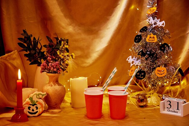 Atmosfera di festa creativa dell'albero di Halloween Vacanze di Halloween con candele tazze di cartone e biscotti fatti in casa e calendario Spazio per la copia
