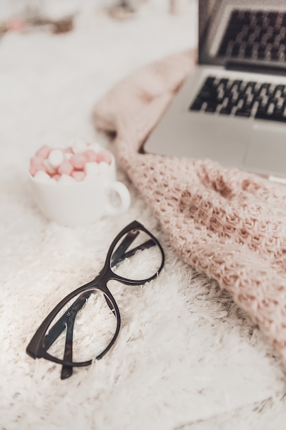 Atmosfera di lavoro accogliente con laptop