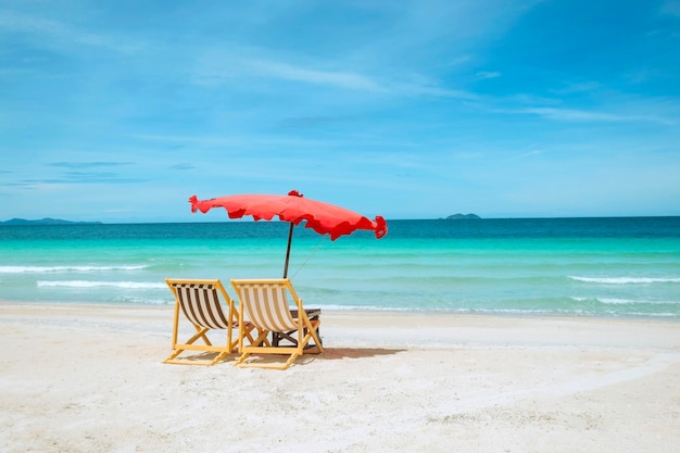 Atmosfera diurna spiaggia di sabbia bianca in riva al mare acqua limpida Koh Lan Tropical Beach Pattaya City Chonburi Thailandia