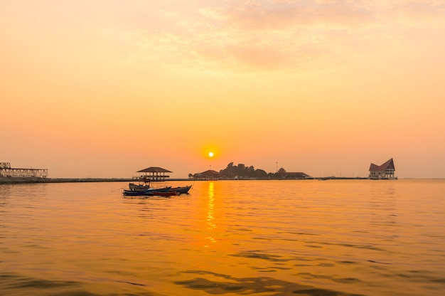 atmosfera durante il tramonto a Koh Loy Sriracha, Chonburi, Tailandia