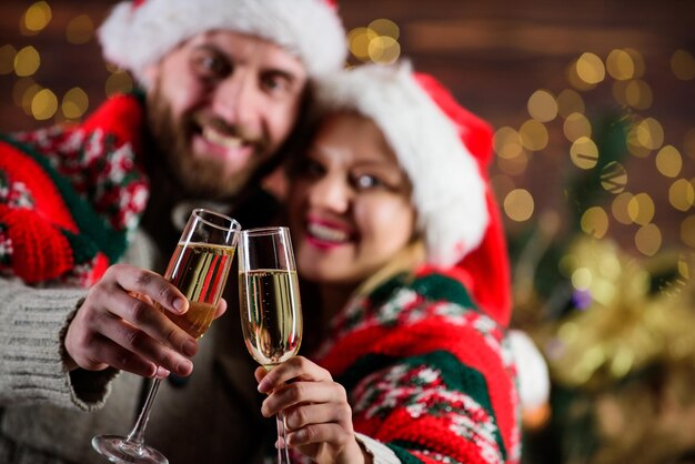 Atmosfera festiva Coppia innamorata godersi la festa di Natale celebrazione Felice anno nuovo Buon Natale Festeggiando il Natale insieme Bevande per adulti Festa in casa Bicchieri di spumante da vicino