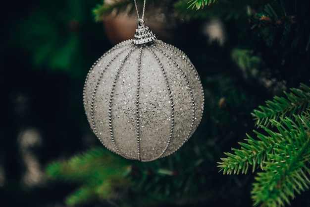 Atmosfera natalizia dell'albero di Natale della decorazione della palla dell'albero di Natale e Capodanno