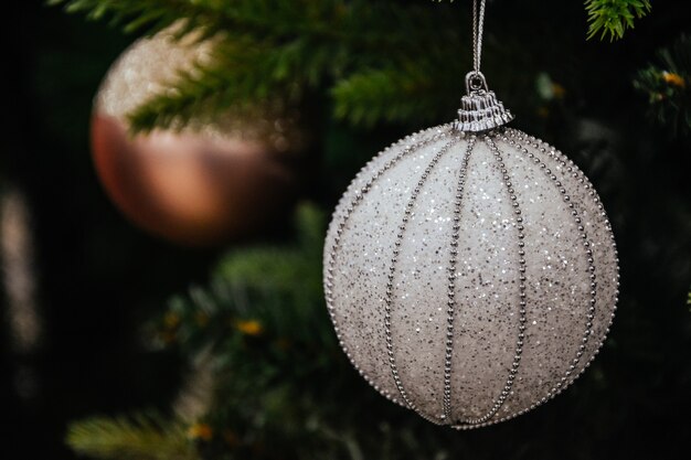 Atmosfera natalizia dell'albero di Natale della decorazione della palla dell'albero di Natale e Capodanno