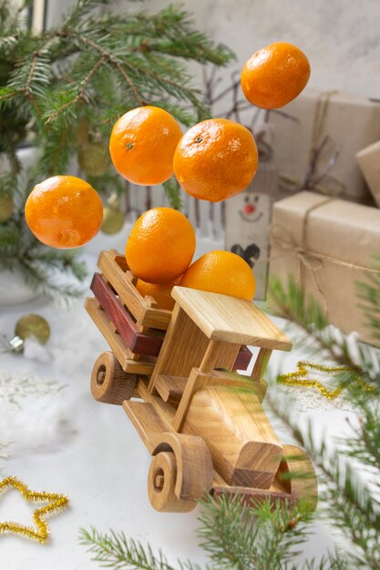 Atmosfera natalizia, mandarini e un camion di legno