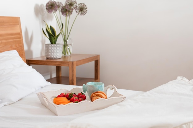 Atmosfera romantica in camera da letto colazione dolce sul vassoio