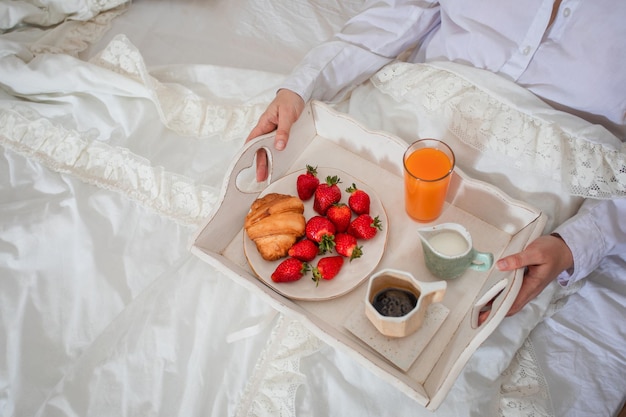 Atmosfera romantica in camera da letto colazione dolce sul vassoio