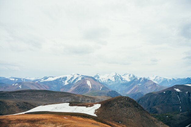 Atmosferico paesaggio alpino di montagna rocciosa con ghiacciaio.