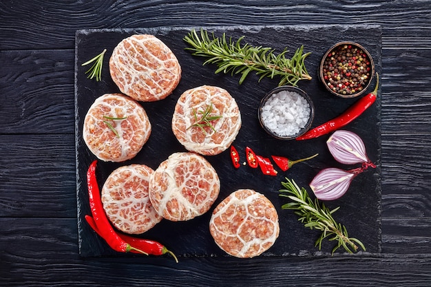 Atriaux crudo - carne di maiale macinata avvolta in grasso di caul, hamburger svizzeri