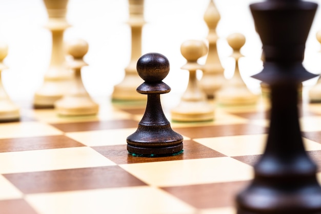Attaccare il pedone e la regina neri contro gli scacchi bianchi