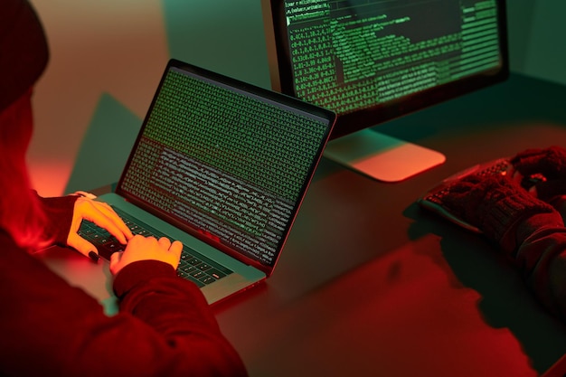 Attacco informatico Hacker che infrangono la sicurezza Persone anonime accedono a dati sensibili Codifica della guerra informatica