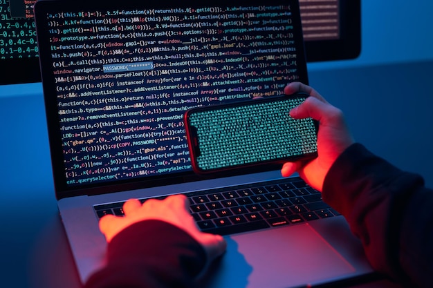 attacco informatico hacker violazione della sicurezza persona anonima accesso a dati sensibili codifica della guerra informatica