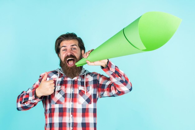 Attenzione per favore maschio parla in megafono hipster camicia a scacchi per ragazzo barbuto con altoparlante uomo brutale con la barba lunga con barba pubblicità e promozione Il social media marketing entra per vincere