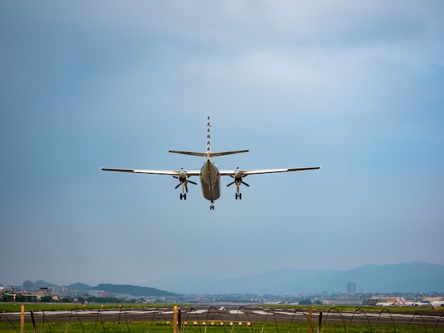 Atterraggio aereo nella città di Taipei, Taiwan.