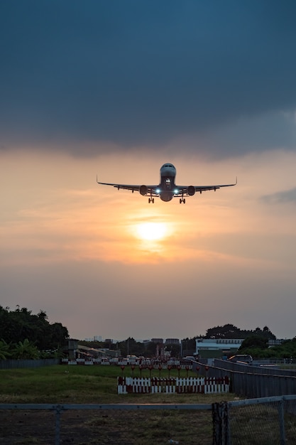 Atterraggio aereo nella città di Taipei, Taiwan.