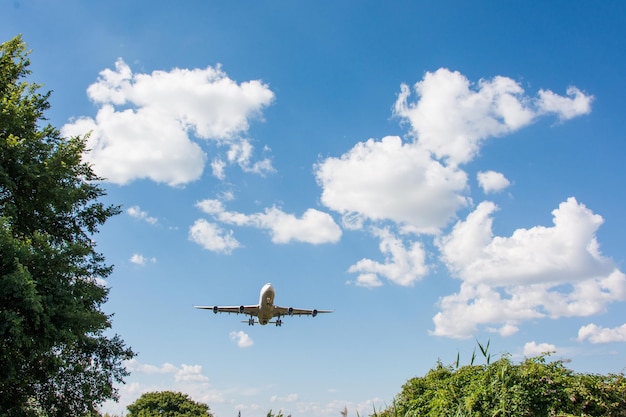 Atterraggio aereo Nuvole e cielo blu sullo sfondo con copia spazio