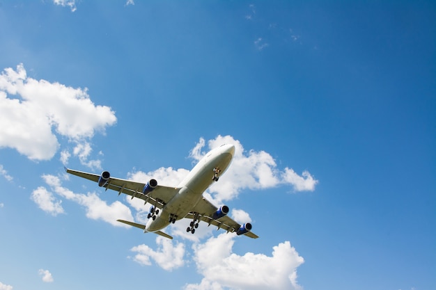 Atterraggio aereo Nuvole e sfondo blu cielo, con spazio di copia