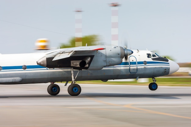 Atterraggio aereo sulla pista