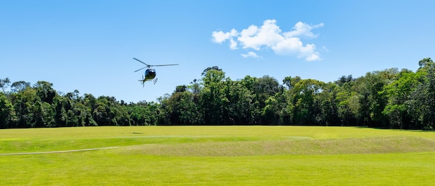 Atterraggio in elicottero civile su un concetto di viaggio e aviazione del paesaggio della natura
