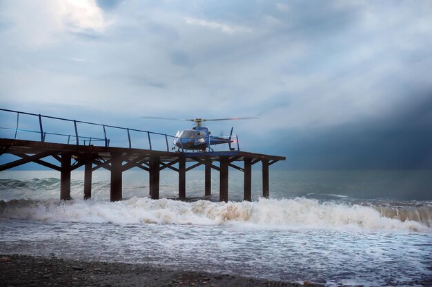 Atterraggio in elicottero durante una tempesta di mare