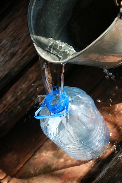 Attingi acqua dal pozzo