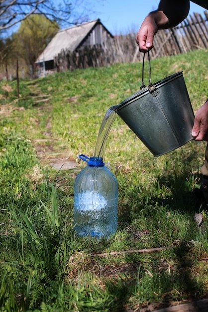 Attingi acqua dal pozzo