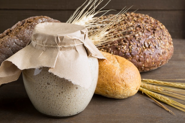 Attiva segale a lievitazione naturale in un barattolo di vetro per pane fatto in casa.