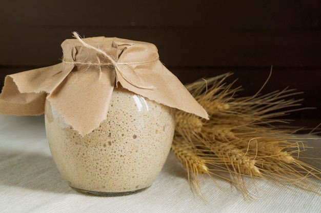 Attiva segale a lievitazione naturale in un barattolo di vetro per pane fatto in casa.