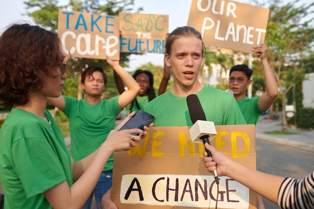 Attivista ecologico che parla ai giornalisti