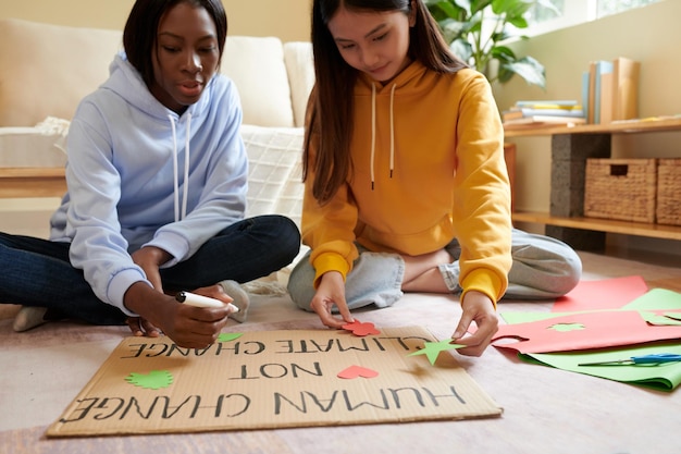 Attivisti adolescenti che creano cartello