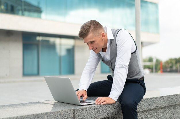 Attività commerciale. Uomo d'affari con laptop all'aperto. Grave pensieroso maschio caucasico persona d'affari computer al di fuori della moderna tecnologia concetto giovane adulto manager crisi pensiero problema idea