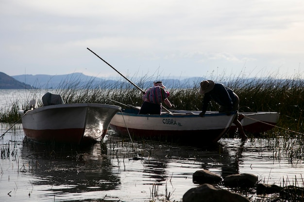 Attività dei pescatori e delle loro barche nella penisola di Llachn sul lago Titicaca