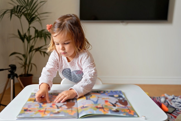 Attività del libro di casa del bambino per il game design. Felice bambino intelligente. Gioventù e istruzione. Ragazzo della scuola domestica