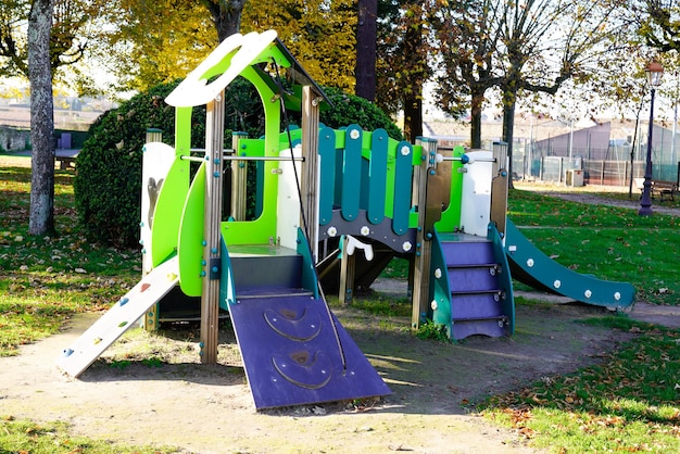 Attività di parco giochi per bambini nel parco pubblico all'aperto moderno