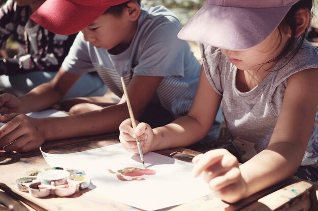 Attività di pittura all&#39;aperto per bambini, educazione homeschooling montessori