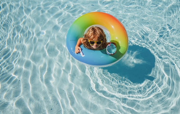 Attività estive o avventure all'aquapark estate bambini weekend o vacanze divertente bambino felice ragazzo