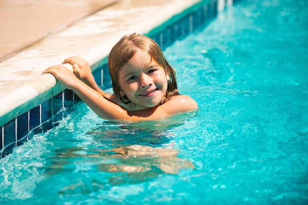 Attività estive per bambini felici in piscina I bambini si rilassano nella piscina estiva