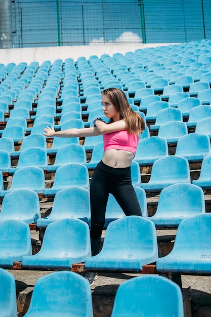 Attività fisica teen fitness per adolescenti giovane ragazza sportiva che si allena in esecuzione