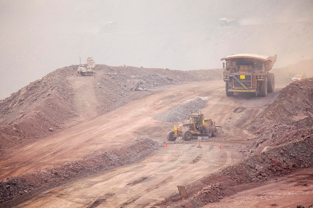 Attività mineraria camion di scarico di estrazione vista ad alto angolo del camion che lavora sul campo