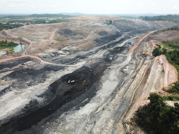 attività minerarie, estrazione, trasporto e carico del carbone in un progetto di estrazione del carbone. Vista aerea.