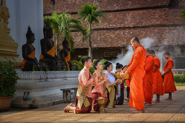 Attività religiose degli uomini e delle ragazze del Laos. 21/8/59 Luang Prabang, Laos