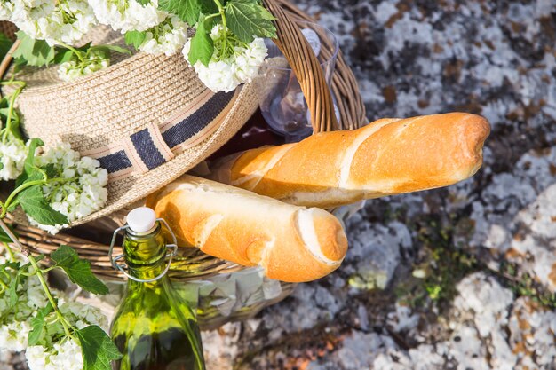 attività ricreative all&#39;aperto con cibo e vino deliziosi