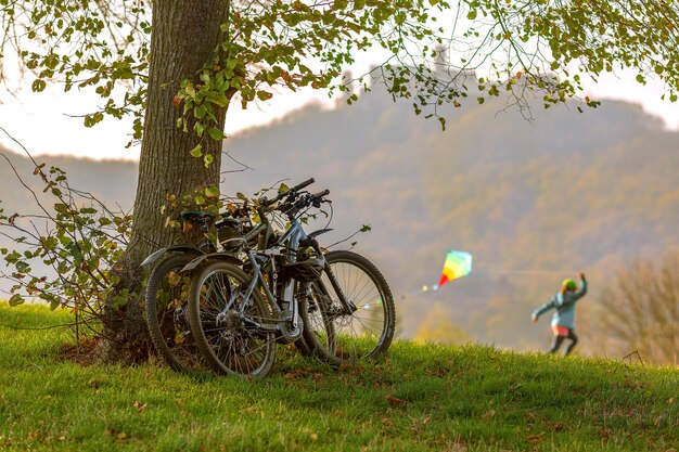 attività ricreative all'aperto in bicicletta che fanno volare un aquilone