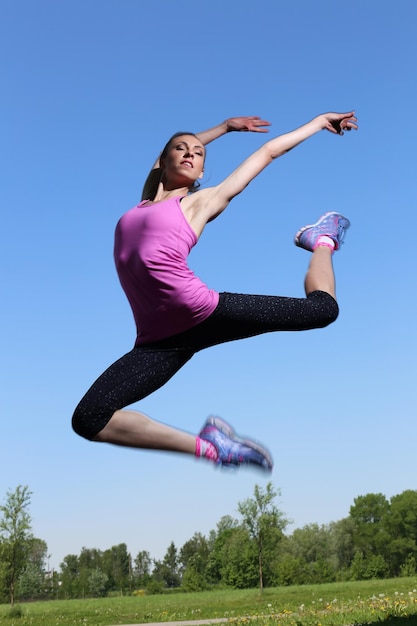 Attività sportiva Donna carina per strada