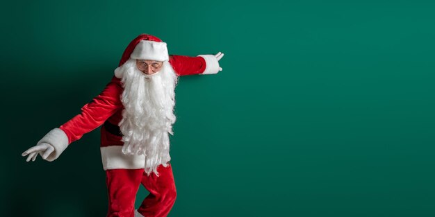 Attore emotivo in costume di babbo natale con gesti e pose di barba lunga su sfondo verde