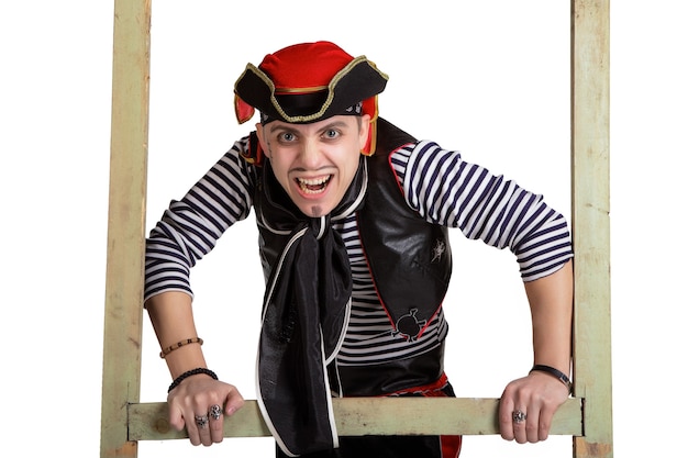 Attore in costume da pirata isolato su sfondo bianco