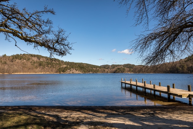 Attracco al lago in Norvegia, all'inizio della primavera a Tjomsevannet a Sogne.