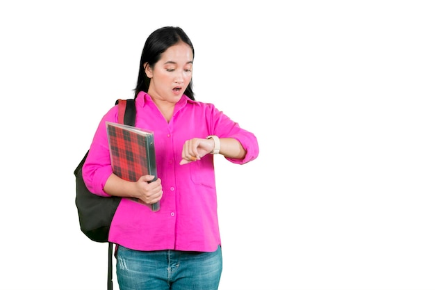 attraente bellezza studentessa universitaria guardando l'orologio sentirsi scioccata isolata su sfondo bianco