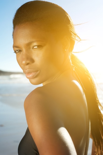 Attraente donna afro-americana in spiaggia
