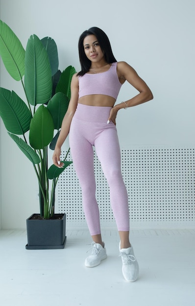 Attraente donna afroamericana nera in leggings e completo fitness